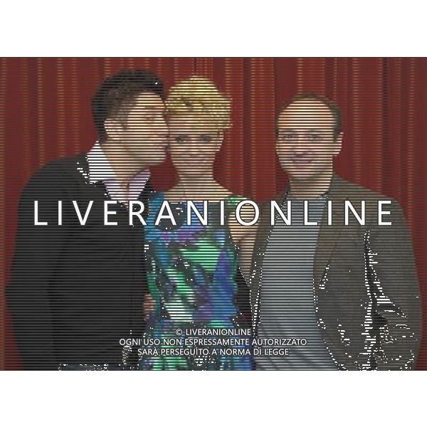 MILANO 12/3/2013 TEATRO NUOO P.zza SAN BABILA PRESENTAZIONE DELLO SPETTACOLO TEATRALE: \'A QUALCUNO PIACE CALDO\' NELLA FOTO JUSTINE MATTERA CON CHRISTIAN GINEPRO E PIETRO PIGNATELLI FOTO ROMANO/AG ALDONLIVERANI