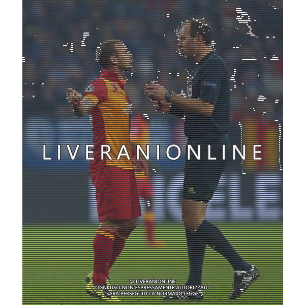 UEFA Champions League second match between Schalke 04 and Galatasaray at Veltins arena in Gelsenkirchen, Germany 12.03.2013 Match Scored: Schalke 04 (2) - Galatasaray (3) Pictured: Wesley Sneijder of Galatasaray and Referee Jonas Eriksson. ©PHOTOSHOT/AGENZIA ALDO LIVERANI SAS - ITALY ONLY - EDITORIAL USE ONLY