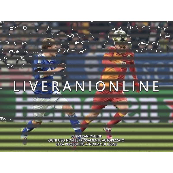 (130313) -- GELSENKIRCHEN, March 13, 2013 () -- Benedikt Hoewedes (L) of FC Schalke 04 vies with Burak Yilmaz of Galatasaray during the UEFA Champions League eighth-final match at Veltins Arena in Gelsenkirchen, west Germany, March 12, 2013. Galatasaray won 3-2 and entered the quarterfinal. (/Ma Ning) (ql) cphotoshot/AGENZIA ALDO LIVERANI SAS - ITALY ONLY - EDITORIAL USE ONLY