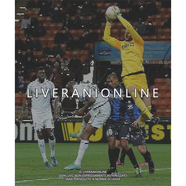 UEFA Europa League 2012/2013 Ottavi di Finale Ritorno Milano - 14.03.2013 Inter-Tottenham Nella Foto:handanovic anticipa tutti /Ph.Vitez-Ag. Aldo Liverani