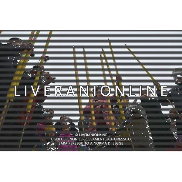 (130317) -- QINGDAO, March 17, 2013 () -- Fishermen attend the 2013 Tianheng Sea Ritual in Jimo of Qingdao, east China\'s Shandong Province, March 17, 2013. The Tianheng Sea Ritual has been observed by fishermen in Tianheng Town of Jimo for over five centuries. The ritual takes place annually around Guyu, the sixth of the 24 solar terms, when fishermen prepare for the new fishing season. During the event, local fishermen would present offerings to the sea and pray for a prolific turnout in the upcoming fishing activities. (/Li Ziheng) (lmm) ©photoshot/AGENZIA ALDO LIVERANI SAS - ITALY ONLY - Pescatori partecipano al Rituale del Mare di Tianheng in Jimo di Qingdao, Cina orientale di Shandong Province, 17 marzo 2013.
