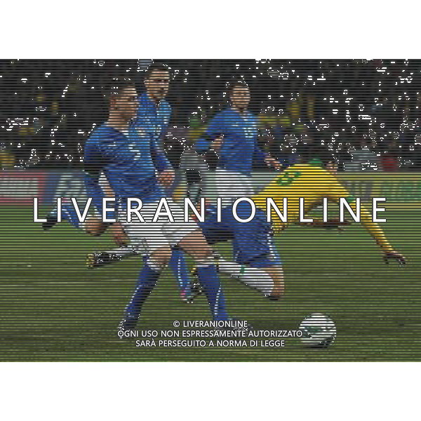 Gara Amichevole Ginevra (Svizzera) - 21.03.2013 Italia-Brasile Nella Foto:spallata di de sciglio in area di rigore su hernanes /Ph.Vitez-Ag. Aldo Liverani