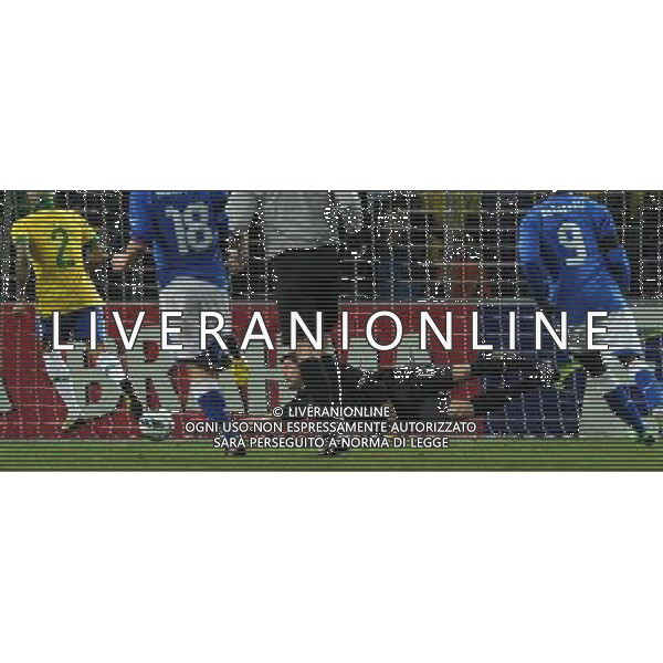 Gara Amichevole Ginevra (Svizzera) - 21.03.2013 Italia-Brasile Nella Foto:parata di julio cesar su osvaldo /Ph.Vitez-Ag. Aldo Liverani