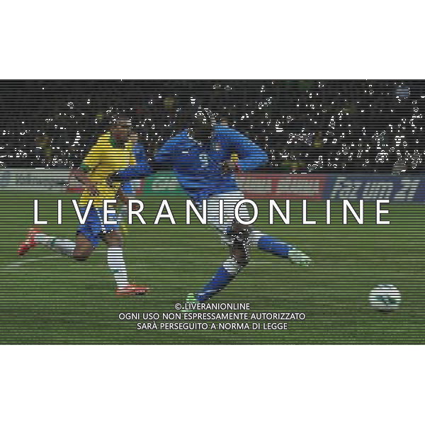 Gara Amichevole Ginevra (Svizzera) - 21.03.2013 Italia-Brasile Nella Foto:seconda occasione balotelli parata da julio cesar /Ph.Vitez-Ag. Aldo Liverani