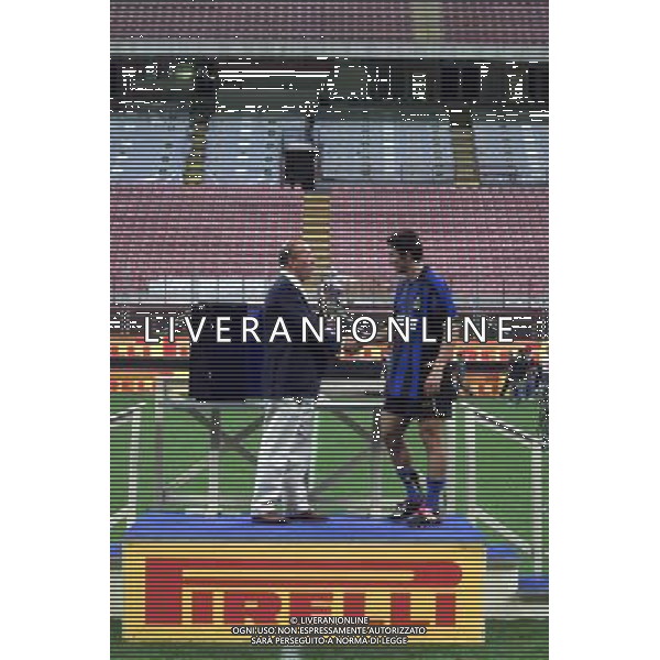 MILANO, 22-08-02 DFP/MARCO LUSSOSO INTER-ROMA (TROFEO PIRELLI) NELLA FOTO: LA PREMIAZIONE AG ALDO LIVERANI S A S