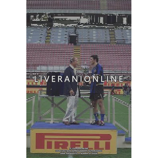MILANO, 22-08-02 DFP/MARCO LUSSOSO INTER-ROMA (TROFEO PIRELLI) NELLA FOTO: LA PREMIAZIONE AG ALDO LIVERANI S A S