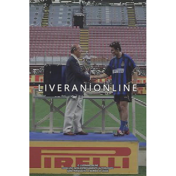 MILANO, 22-08-02 DFP/MARCO LUSSOSO INTER-ROMA (TROFEO PIRELLI) NELLA FOTO: LA PREMIAZIONE AG ALDO LIVERANI S A S