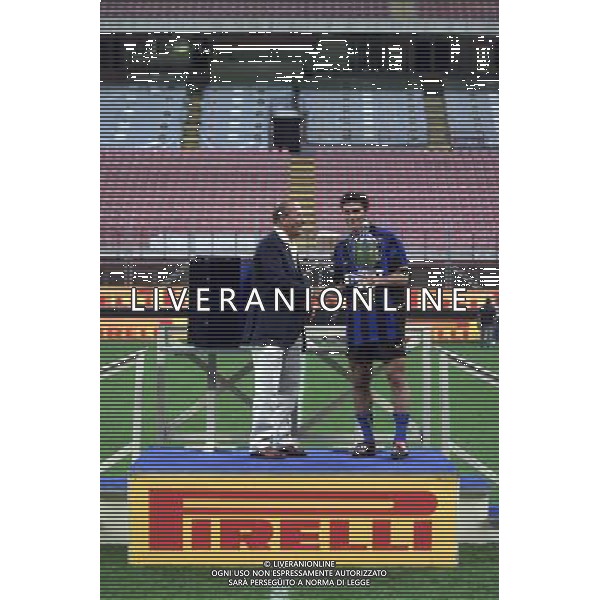 MILANO, 22-08-02 DFP/MARCO LUSSOSO INTER-ROMA (TROFEO PIRELLI) NELLA FOTO: LA PREMIAZIONE AG ALDO LIVERANI S A S