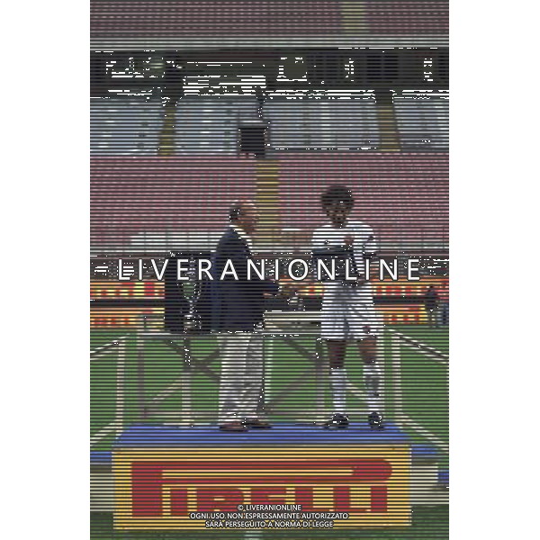 MILANO, 22-08-02 DFP/MARCO LUSSOSO INTER-ROMA (TROFEO PIRELLI) NELLA FOTO: LA PREMIAZIONE AG ALDO LIVERANI S A S