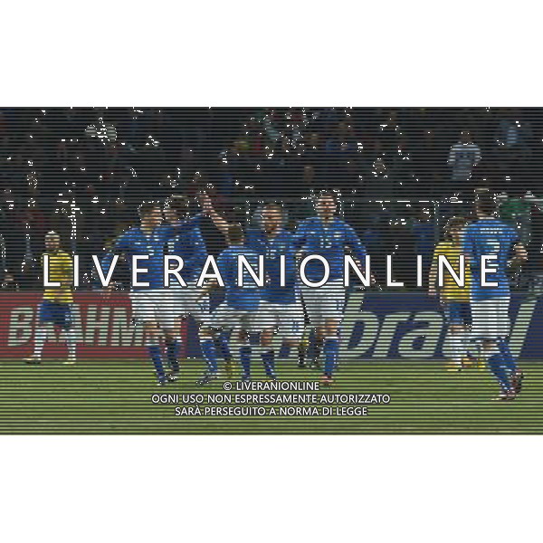 (130322) -- GENEVA, March 22, 2013 () -- Italy\'s De Rossi Daniele (5th L) celebrates scoring with teammates during the international friendly soccer match against Brazil in Geneva, Switzerland, March 21, 2013. The match ended with a 2-2 tie. (/Wang Siwei) AG ALDO LIVERANI S A S ONLY ITALY