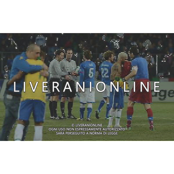 (130322) -- GENEVA, March 22, 2013 () -- Italy\'s Gianluigi Buffon (1st R) changes the jersey with Brazil\'s Daniel Alves (2nd R) after their international friendly soccer match in Geneva, Switzerland, March 21, 2013. The match ended with a 2-2 tie. (/Wang Siwei) AG ALDO LIVERANI S A S ONLY ITALY