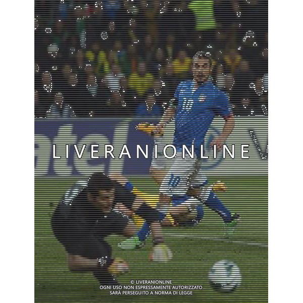 (130322) -- GENEVA, March 22, 2013 () -- Italy\'s Osvaldo Pablo Daniel (R) shoots during the international friendly soccer match against Brazil in Geneva, Switzerland, March 21, 2013. The match ended with a 2-2 tie. (/Wang Siwei) AG ALDO LIVERANI S A S ONLY ITALY