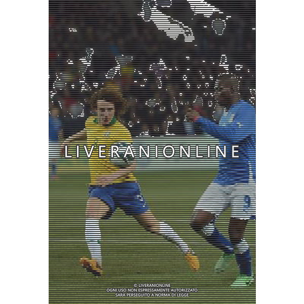 (130322) -- GENEVA, March 22, 2013 () -- Italy\'s Mario Balotelli (R) vies with Brazil\'s David Luiz during their international friendly soccer match in Geneva, Switzerland, March 21, 2013. The match ended with a 2-2 tie. (/Wang Siwei) AG ALDO LIVERANI S A S ONLY ITALY