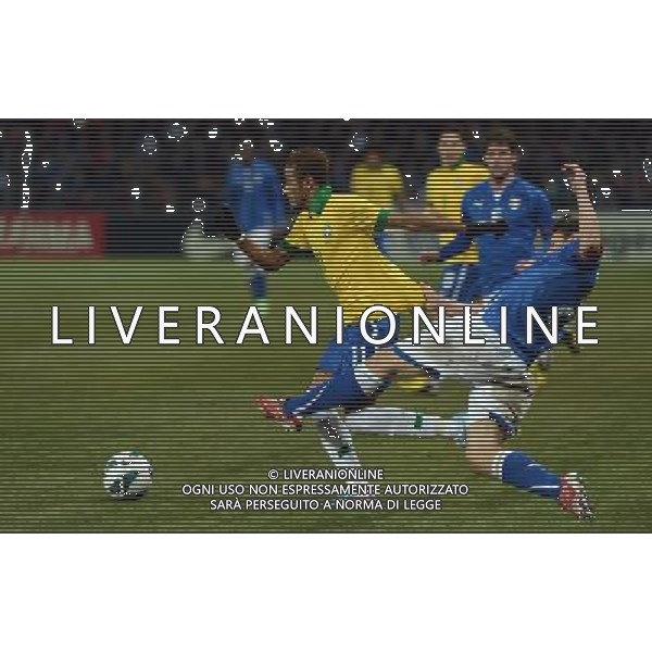 (130322) -- GENEVA, March 22, 2013 () -- Brazil\'s Neymar Jr (L) vies with a player of Italy during their international friendly soccer match in Geneva, Switzerland, March 21, 2013. The match ended with a 2-2 tie. (/Wang Siwei) AG ALDO LIVERANI S A S ONLY ITALY