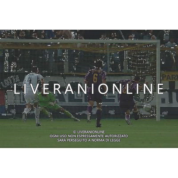 PARMA-MARIBOR COPPA UEFA 16/09/04 NELLA FOTO IL RIGORE DI KVAS FOTO MARCO LUZZANI/AGENZIA ALDO LIVERANI