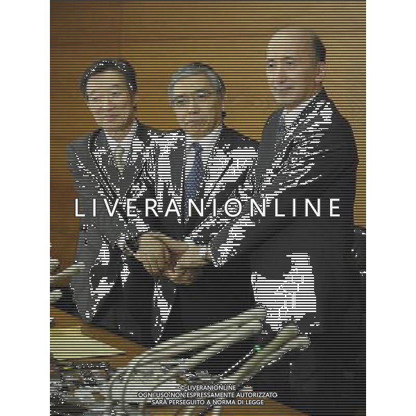 (130321) -- TOKYO, March 21, 2013 () -- The Bank of Japan (BOJ) new governor Haruhiko Kuroda (C), deputy governors Hiroshi Nakaso (R) and Kikuo Iwata pose for a photo after a press conference at the BOJ headquarters in Tokyo, Japan, on March 21, 2013. (/Kenichiro Seki) (zjl) ©photoshot/AGENZIA ALDO LIVERANI SAS - ITALY ONLY - Il nuovo governatore della Banca del Giappone (BOJ) Haruhiko Kuroda in conferenza stampa presso la sede BOJ a Tokyo, Giappone, il 21 marzo 2013.