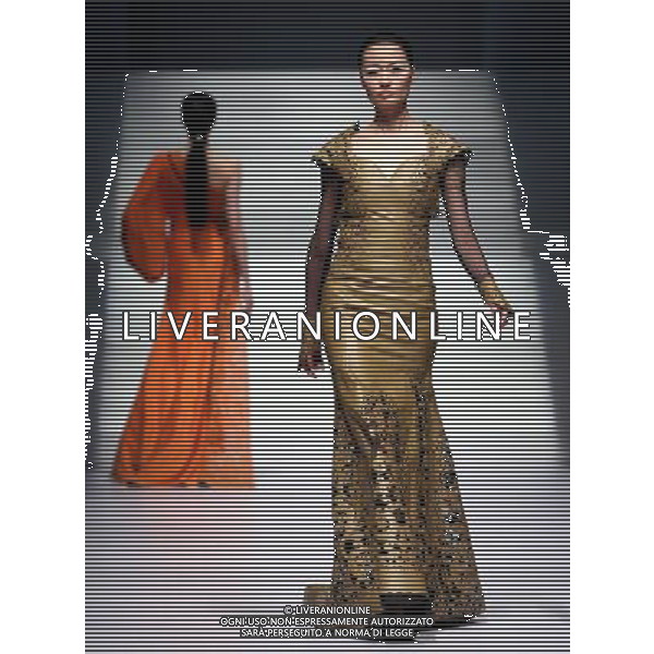 (130326) -- BEIJING, March 26, 2013 () -- Models present creations by designer Liu Wei during the opening ceremony of the China Fashion Week in Beijing, capital of China, March 25, 2013. (/Chen Jianli) (whj) ©Photoshot/AGENZIA ALDO LIVERANI SAS-ITALY ONLY - EDITORIAL USE ONLY