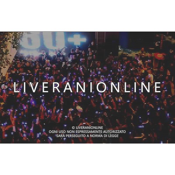 (130323) -- SHANGHAI, March 23, 2013 () -- Chinese and foreign students sing \'We Are the World\' together with their parents and teachers while attending the \'Earth Hour\' event under the Oriental Pearl Tower in Shanghai, east China, March 23, 2013. (/Zhang Ming) (zn) ©Photoshot/AGENZIA ALDO LIVERANI SAS-ITALY ONLY - EDITORIAL USE ONLY