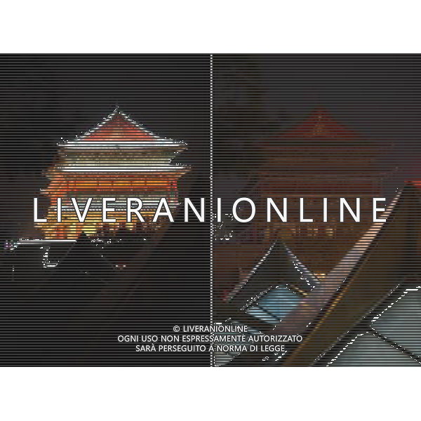 (130323) -- XI\'AN, March 23, 2013 () -- The combo the drum tower in Xi\'an, capital of northwest China\'s Shaanxi Province, before (up) and after turning off its lights to mark the annual \'Earth Hour\' event, March 23, 2013. (/Li Yibo) (zn) ©Photoshot/AGENZIA ALDO LIVERANI SAS-ITALY ONLY - EDITORIAL USE ONLY