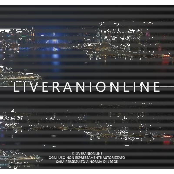 (130323) -- HONG KONG, March 23, 2013 () -- The combo skyscrapers along Victoria Harbour in Hong Kong, south China, before (up) and after turning off their lights to mark the annual \'Earth Hour\' event, March 23, 2013. (/Li Ying) (zn) ©Photoshot/AGENZIA ALDO LIVERANI SAS-ITALY ONLY - EDITORIAL USE ONLY