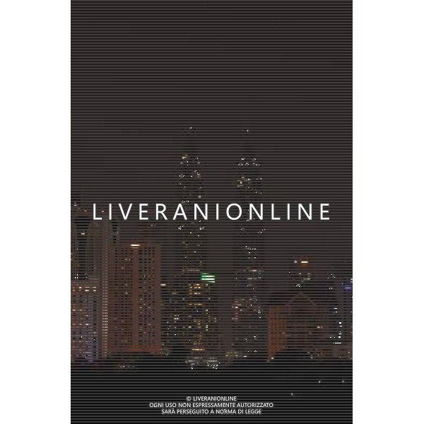 (130323) -- KUALA LUMPUR, March 23, 2013 () -- The photo taken on March 23, 2013 shows Patronas Twin Towers in Kuala Lumpur of Malaysia after it turned off its lights to mark the annual \'Earth Hour\' event. (/Then Chih Wey)(zjl) ©Photoshot/AGENZIA ALDO LIVERANI SAS-ITALY ONLY - EDITORIAL USE ONLY