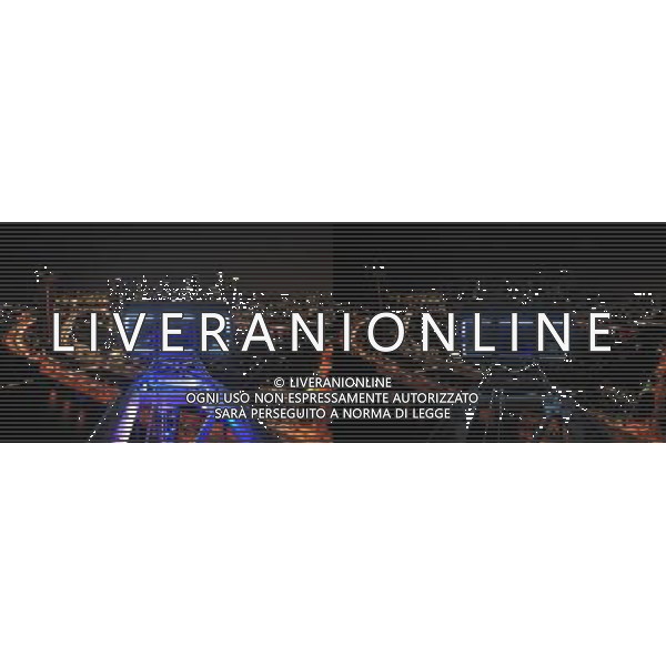 (130323) -- SINGAPORE, March 23, 2013 () -- The combo photo taken on March 23, 2013 shows the buildings in Marina Bay in Singapore, before (L) and after turning off their lights to mark the annual \'Earth Hour\' event. (/Then Chih Wey)(zjl) ©Photoshot/AGENZIA ALDO LIVERANI SAS-ITALY ONLY - EDITORIAL USE ONLY