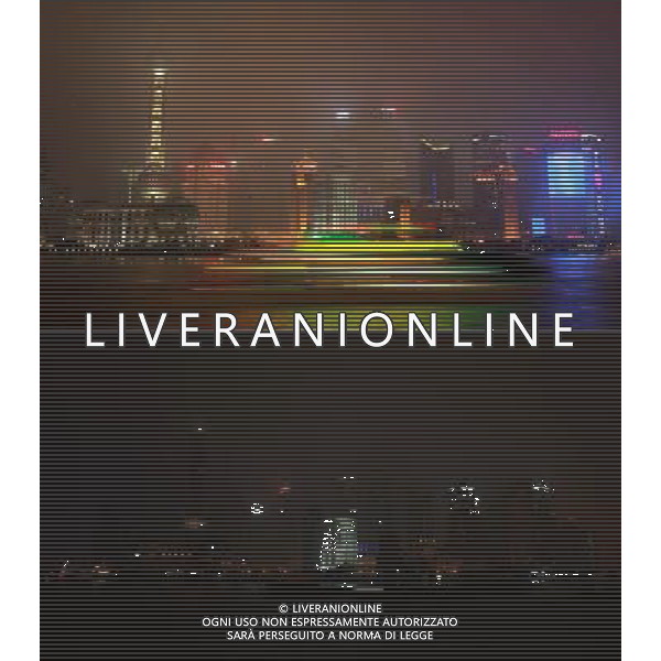 (130323) -- SHANGHAI, March 23, 2013 () -- The combo skyscrapers in the Lujiazui area of Shanghai, east China, before (up) and after turning off their lights to mark the annual \'Earth Hour\' event, March 23, 2013. (/Pei Xin) (zn) ©Photoshot/AGENZIA ALDO LIVERANI SAS-ITALY ONLY - EDITORIAL USE ONLY