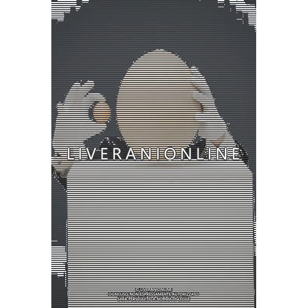 James Hyslop, uno specialista scientifico presso casa d\'aste Christie mostra un sub-fossile uovo di uccello elefante. L\'uovo di uccello elefante, che misura oltre 100 volte la dimensione media di un uovo di gallina e\' stimato fra i 20.000 e 30.000 EUR nella vendita Scienza e Storia Naturale che si terrˆ il 24 Aprile 2013 a Londra. ©Photoshot/AGENZIA ALDO LIVERANI SAS-ITALY ONLY - EDITORIAL USE ONLY