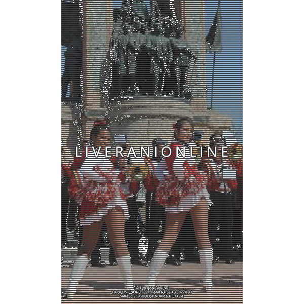 (130331) -- ISTANBUL, March 31, 2013 () -- Dancers of the Shaker Heights High School Band perform at Taksim square in Istanbul, Turkey, March 31, 2013. The band, having 201 student players, has started a nine-day tour from March 27, stopping in six cities including Istanbul, Troy and Ephesus. (/Lu Zhe)(zhf) ©photoshot/AGENZIA ALDO LIVERANI SAS - ITALY ONLY - Esibizione dei ballerini e della banda musicale della School Band Shaker Heights Alta in piazza Taksim a Istanbul, Turchia, 31 marzo 2013.