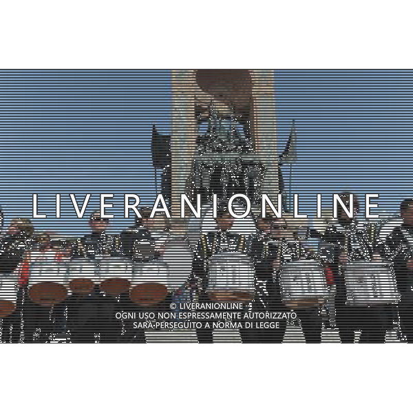 (130331) -- ISTANBUL, March 31, 2013 () -- Members of the Shaker Heights High School Band perform at Taksim square in Istanbul, Turkey, March 31, 2013. The band, having 201 student players, has started a nine-day tour from March 27, stopping in six cities including Istanbul, Troy and Ephesus. (/Lu Zhe)(zhf) ©photoshot/AGENZIA ALDO LIVERANI SAS - ITALY ONLY - Esibizione dei ballerini e della banda musicale della School Band Shaker Heights Alta in piazza Taksim a Istanbul, Turchia, 31 marzo 2013.