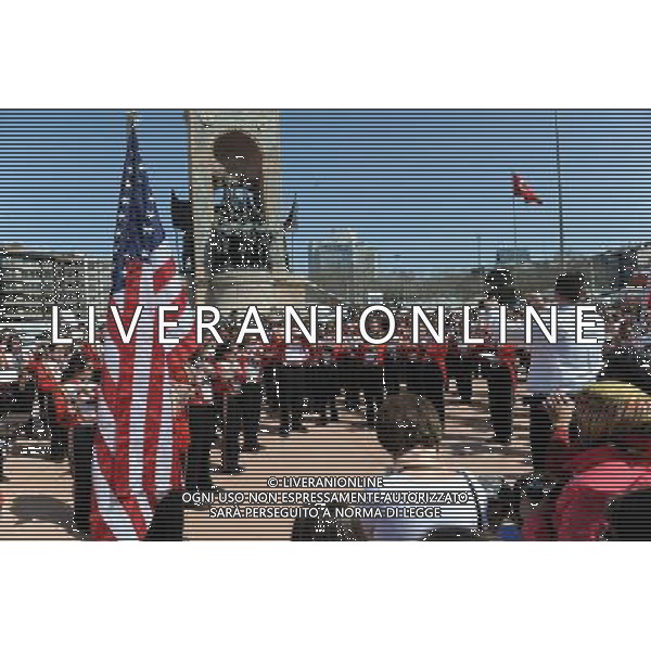 (130331) -- ISTANBUL, March 31, 2013 () -- Members of the Shaker Heights High School Band perform at Taksim square in Istanbul, Turkey, March 31, 2013. The band, having 201 student players, has started a nine-day tour from March 27, stopping in six cities including Istanbul, Troy and Ephesus. (/Lu Zhe)(zhf) ©photoshot/AGENZIA ALDO LIVERANI SAS - ITALY ONLY - Esibizione dei ballerini e della banda musicale della School Band Shaker Heights Alta in piazza Taksim a Istanbul, Turchia, 31 marzo 2013.