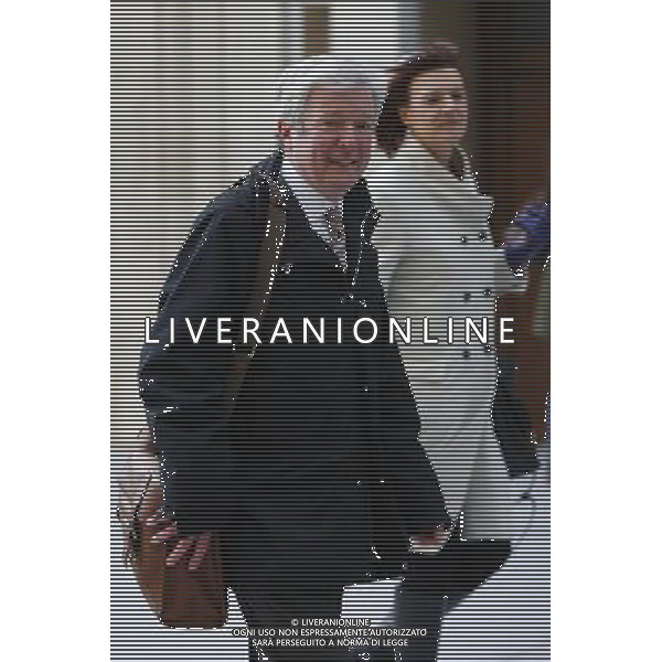 New BBC boss Tony Hall arrives to BBC Broadcasting House for his first day work at the corporation in central London Britain 02 April 2013. Lord Hall, a former BBC news executive who started at the corporation as a trainee 40 years ago, has been chief executive of the Royal Opera House since 2001. ©photoshot/AGENZIA ALDO LIVERANI SAS - ITALY ONLY - Il nuovo capo della BBC Tony Hall arriva alla sede Broadcasting House per il suo primo giorno di lavoro presso la societa\' nel centro di Londra Gran Bretagna 2 Aprile 2013.