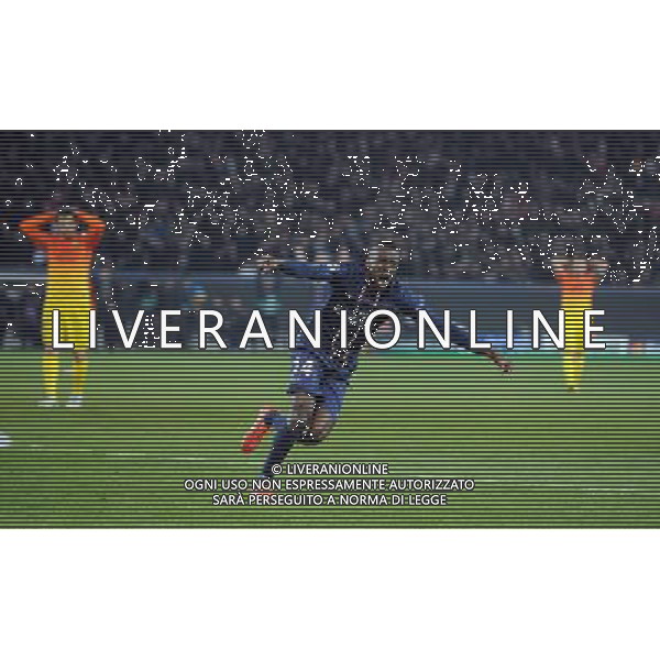 UEFA Champions League\'s quarter-final first leg between Paris Saint-Germain FC and FC Barcelona at the Parc des Princes stadium on April 2, 2013 in Paris France, Parc des Princes, Paris St Germain v Barcelona (2-2) Champions League Quarter Final 1st Leg 02/04/2013 Barcelona can\'t beleive it as Blaise Matuidi (PSG) celebrates equaliser at 2-2 with last kick of the game Photo: Roger Parker Fotosports International ©photoshot/AGENZIA ALDO LIVERANI SAS - ITALY ONLY - PSG Paris Saint Germain FC - FC Barcellona Gara di andata di UEFA Champions League quarti di finale allo stadio Parc des Princes a Parigi, Francia 2 aprile 2013 - esultanza dopo il gol