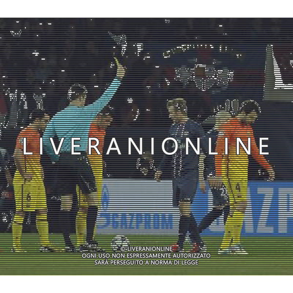 UEFA Champions League\'s quarter-final first leg between Paris Saint-Germain FC and FC Barcelona at the Parc des Princes stadium on April 2, 2013 in Paris France, Parc des Princes, Paris St Germain v Barcelona (2-2) Champions League Quarter Final 1st Leg 02/04/2013 Last Man Standing - David Beckham (PSG) the last English player in this year\'s Champions League, gets the yellow card from referee Wolfgang Stark Photo: Roger Parker Fotosports International ©photoshot/AGENZIA ALDO LIVERANI SAS - ITALY ONLY - PSG Paris Saint Germain FC - FC Barcellona Gara di andata di UEFA Champions League quarti di finale allo stadio Parc des Princes a Parigi, Francia 2 aprile 2013 - arbitro estrae il cartellino giallo per l\'ammonizione