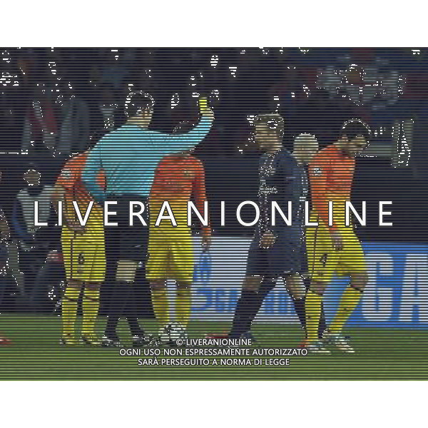 UEFA Champions League\'s quarter-final first leg between Paris Saint-Germain FC and FC Barcelona at the Parc des Princes stadium on April 2, 2013 in Paris France, Parc des Princes, Paris St Germain v Barcelona (2-2) Champions League Quarter Final 1st Leg 02/04/2013 Last Man Standing - David Beckham (PSG) the last English player in this year\'s Champions League, gets the yellow card from referee Wolfgang Stark Photo: Roger Parker Fotosports International ©photoshot/AGENZIA ALDO LIVERANI SAS - ITALY ONLY - PSG Paris Saint Germain FC - FC Barcellona Gara di andata di UEFA Champions League quarti di finale allo stadio Parc des Princes a Parigi, Francia 2 aprile 2013 - l\'arbitro estrae il cartellino giallo per l\'ammonizione