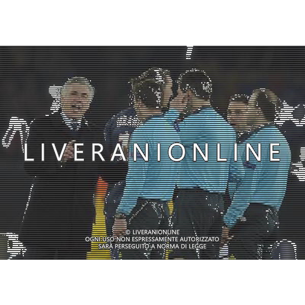 UEFA Champions League\'s quarter-final first leg between Paris Saint-Germain FC and FC Barcelona at the Parc des Princes stadium on April 2, 2013 in Paris France, Parc des Princes, Paris St Germain v Barcelona (2-2) Champions League Quarter Final 1st Leg 02/04/2013 PSG coach Carlo Ancelotti complains to referee Wolfgang Stark after the final whistle Photo: Roger Parker Fotosports International ©photoshot/AGENZIA ALDO LIVERANI SAS - ITALY ONLY - PSG Paris Saint Germain FC - FC Barcellona Gara di andata di UEFA Champions League quarti di finale allo stadio Parc des Princes a Parigi, Francia 2 aprile 2013