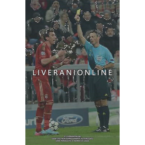 (130403) -- MUNICH, April 3, 2013 () -- Referee Mark Clattenburg (R) shows a yellow card to Mario Mandzukic of Bayern Munich during the UEFA Champions League quarter-final match against Juventus in Munich, south Germany, April 2, 2013. Bayern Munich won 2-0. (/Ma Ning) ©PHOTOSHOT/AGENZIA ALDO LIVERANI SAS - ITALY ONLY - Bayern Monaco - Juventus UEFA Champions League 2012/2013 Quarti di Finale andata Monaco di Baviera (Germania) - 02.04.2013 - cartellino giallo ammonizione