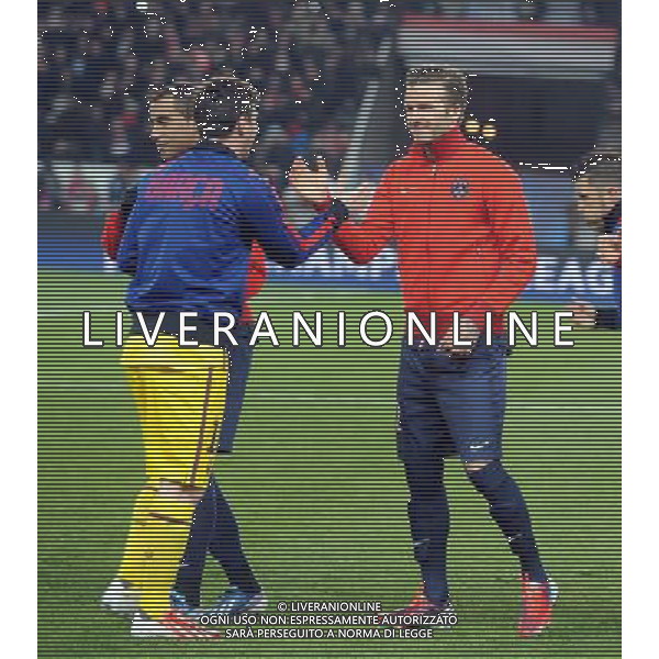 Parc des Princes, Paris St Germain v Barcelona Champions League Quarter Final 1st Leg 02/04/2013 David Beckham (PSG) greets Lionel Messi before the match Photo: Roger Parker Fotosports International ©PHOTOSHOT/AGENZIA ALDO LIVERANI SAS - ITALY ONLY - EDITORIAL USE ONLY PSG Paris Saint Germain FC - FC Barcellona Gara di andata di UEFA Champions League quarti di finale allo stadio Parc des Princes a Parigi, Francia 2 aprile 2013