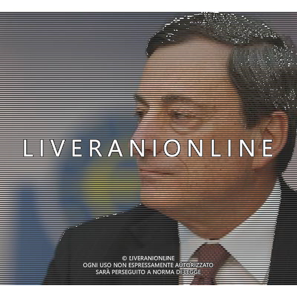 (130405) -- FRANKFURT, April 4, 2013 () -- European Central Bank (ECB) President Mario Draghi attends a press conference in Frankfurt, Germany, on April 4, 2013. Draghi on Thursday said the ECB would monitor the economic situation closely and stand ready to act on interest rates if necessary. (/Luo Huanhuan) (dtf) ©photoshot/AGENZIA ALDO LIVERANI SAS - ITALY ONLY - Il Presidente della Banca centrale europea (BCE) Mario Draghi partecipa a una conferenza stampa a Francoforte, in Germania, il 4 aprile 2013.