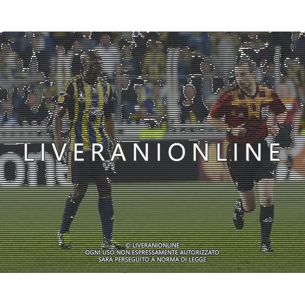 UEFA Europa League Quarterfinal match between Fenerbahce and Lazio at Sukru Saracoglu Stadium in Istanbul on April 4, 2013 Match scored: Fenerbahce 2 - Lazio 0 Pictured: Pierre Webo of Fenerbahce and Referee William Collum. PILKA NOZNA LIGA EUROPY SEZON 2012/2013 FOT.SESKIM PHOTO/NEWSPIX.PL TURKEY, GERMANY, AUSTRIA AND UK OUT !!! --- Newspix.pl AG ALDO LIVERANI S A S ONLY ITALY *** Local Caption *** www.newspix.pl mail us: info@newspix.pl call us: 0048 022 23 22 222 --- Polish Picture Agency by Ringier Axel Springer Poland