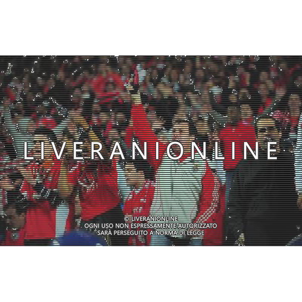 (130405) -- LISBON, April 5, 2013 () -- Fans of Benfica cheer their team up during the UEFA Europa League quarter-final first leg football match against Newcastle in Lisbon, capital of Portugal, April 4, 2013. Benfica won 3-1. (/Zhang Liyun) ©photoshot/AGENZIA ALDO LIVERANI SAS - ITALY ONLY - BENFICA - NEWCASTLE quarti di finale andata UEFA Europa League a Lisbona, capitale del Portogallo, 4 aprile 2013. Il Benfica ha vinto 3-1. 