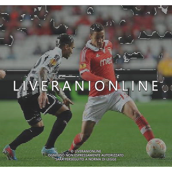 (130405) -- LISBON, April 5, 2013 () -- Benfica\'s Rodrigo Machado (R) controls the ball during the UEFA Europa League quarter-final first leg football match against Newcastle in Lisbon, capital of Portugal, April 4, 2013. Benfica won 3-1. (/Zhang Liyun) ©photoshot/AGENZIA ALDO LIVERANI SAS - ITALY ONLY - BENFICA - NEWCASTLE quarti di finale andata UEFA Europa League a Lisbona, capitale del Portogallo, 4 aprile 2013. Il Benfica ha vinto 3-1. 