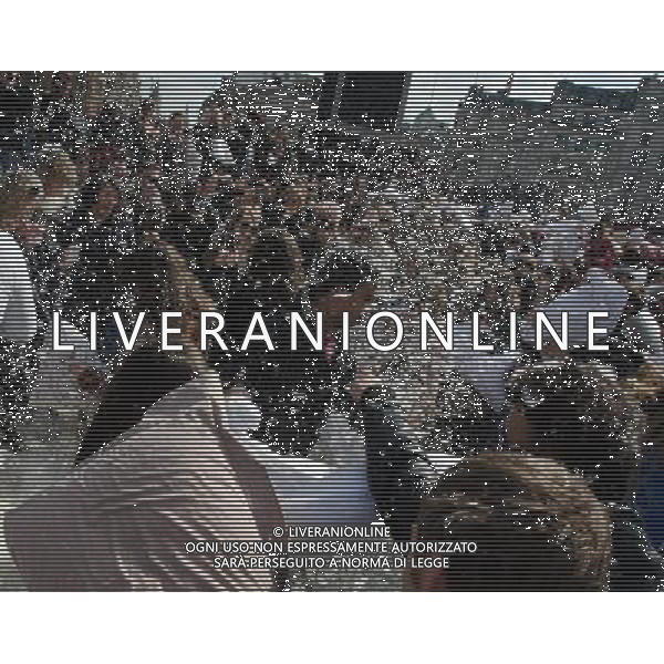 People gather for the International Pillow Fight Day at Trafalgar Square in Central London. International Pillow Fight Day is marked in over 130 cities worldwide. 6th April 2013. ©hotoshot/AGENZIA ALDO LIVERANI SAS - ITALY ONLY - Giornata internazionale della lotta con i cuscini in oltre 130 citta\' in tutto il mondo 6 Aprile 2013.