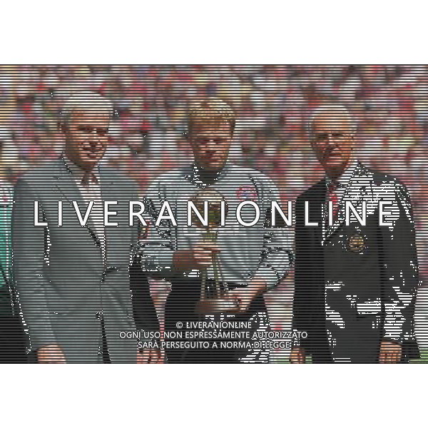 firo Fu§ball 1.Bundesliga: 04.08.2001 Bayern mŸnchen - Schalke 04 3:0 Rainer Holzschuh Kicker und Franz Beckenbauer ehrten Oliver Kahn zum Fa§baller des Jahres Copyright by firo sportphoto: Dickmannstr.2-4 45143 Essen E Mail:FiroPhoto@aol.com Volksbank Bochum: BLz.:401 601 29 Kto.:341 117 100 tel.:0201/629355 Fax.:0201/629374