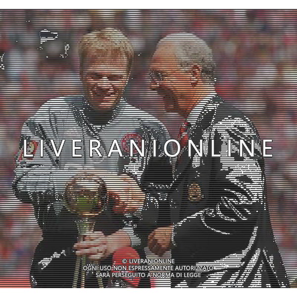 firo Fu§ball 1.Bundesliga: 04.08.2001 Bayern mŸnchen - Schalke 04 3:0 Franz Beckenbauer ehrt Oliver Kahn zum Fa§baller des Jahres Copyright by firo sportphoto: Dickmannstr.2-4 45143 Essen E Mail:FiroPhoto@aol.com Volksbank Bochum: BLz.:401 601 29 Kto.:341 117 100 tel.:0201/629355 Fax.:0201/629374