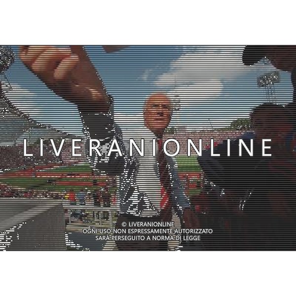 firo Fu§ball : 04.08.2001 Saison : 2001/2002 1.Bundesliga : FC Bayern MŸnchen - FC Schalke 04 : 3:0 Franz Beckenbauer verteilt Autogramme schreibt Copyright by firo sportphoto: Dickmannstr.2-4 45143 Essen E Mail:FiroPhoto@aol.com Volksbank Bochum: BLz.:401 601 29 Kto.:341 117 100 tel.:0201/629355 Fax.:0201/629374