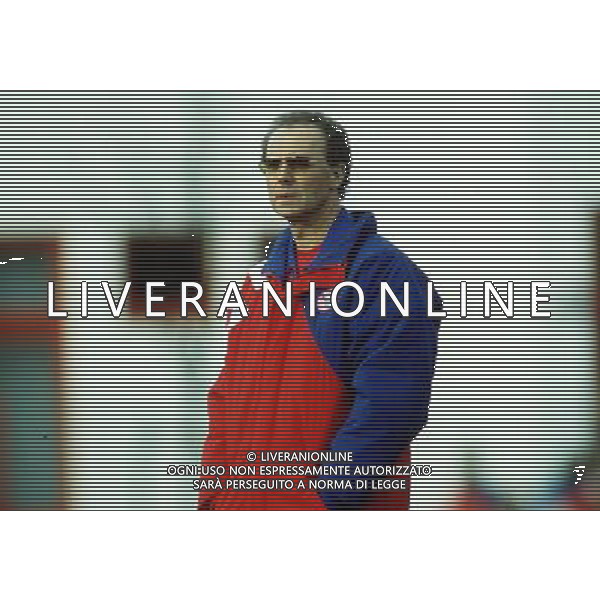 firo Fussball 1/94 Bundesliga Franz Beckenbauer kehrt als Trainer zurŸck 1.Training Copyright by firo sportphoto: Dickmannstr.2-4 45143 Essen E Mail:FiroPhoto@aol.com Volksbank Bochum: BLz.:401 601 29 Kto.:341 117 100 tel.:0201/629355 Fax.:0201/629374