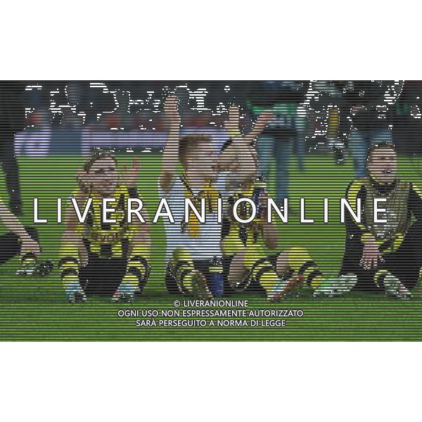firo Fu§ball, Fussball, CL, UEFA Champions League, Saison 2012/2013, Viertelfinale, 09.04.2013, BVB, Borussia Dortmund - Malaga CF, Malˆga CF 3:2 Jubel, Freude nach dem Spiel, Spielende, Marcel Schmelzer, BVB, Marco Reus, BVB, Ilkay GŸndogan Guendogan, BVB und Kevin Gro§kreutz Grosskreutz, BVB feiern vor den Fans $worldrightsEs gelten unsere AGB, einsehbar auf www.firosportphoto.de copyright by firo sportphoto: Coesfelder Stra§e 207Ê 48249 D † L M E N (Duelmen) www.firosportphoto.de mail@firosportphoto.de (V o l k s b a n k B o c h u m - W i t t e n ) BLZ.: 430 601 29 Kt. Nr.: 341 117 100 Tel:Ê 02594-9916004 Fax:Ê 02594-9916005 AG ALDO LIVERANI S A S ONLY ITALY