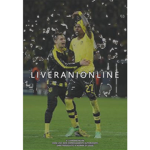 firo Fu§ball, Fussball, CL, UEFA Champions League, Saison 2012/2013, Viertelfinale, 09.04.2013, BVB, Borussia Dortmund - Malaga CF, Malˆga CF 3:2 Jubel, Freude nach dem Spiel, Spielende, Felipe Santana, BVB und Moritz Leitner, BVB, feiern vor den Fans $worldrightsEs gelten unsere AGB, einsehbar auf www.firosportphoto.de copyright by firo sportphoto: Coesfelder Stra§e 207Ê 48249 D † L M E N (Duelmen) www.firosportphoto.de mail@firosportphoto.de (V o l k s b a n k B o c h u m - W i t t e n ) BLZ.: 430 601 29 Kt. Nr.: 341 117 100 Tel:Ê 02594-9916004 Fax:Ê 02594-9916005 AG ALDO LIVERANI S A S ONLY ITALY