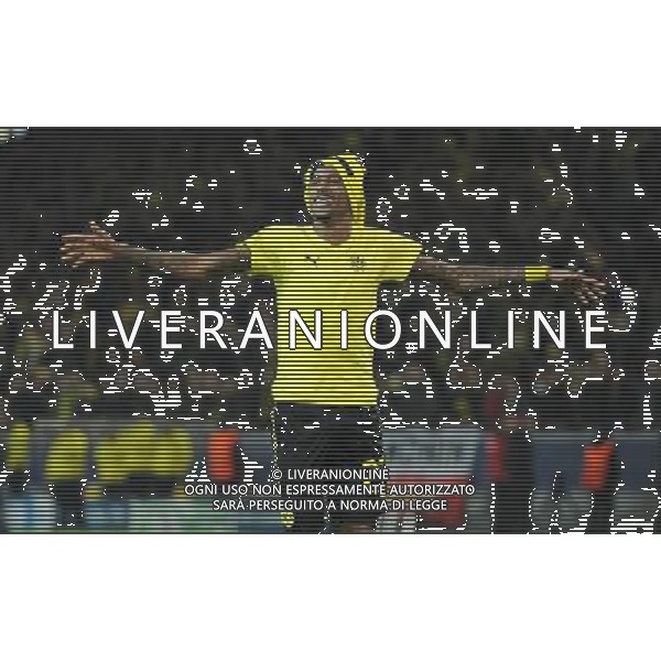 firo Fu§ball, Fussball, CL, UEFA Champions League, Saison 2012/2013, Viertelfinale, 09.04.2013, BVB, Borussia Dortmund - Malaga CF, Malˆga CF 3:2 Jubel, Freude nach dem Spiel, Spielende, Felipe Santana, BVB, feiert vor den Fans, Trikot Ÿber den Kopf $worldrightsEs gelten unsere AGB, einsehbar auf www.firosportphoto.de copyright by firo sportphoto: Coesfelder Stra§e 207Ê 48249 D † L M E N (Duelmen) www.firosportphoto.de mail@firosportphoto.de (V o l k s b a n k B o c h u m - W i t t e n ) BLZ.: 430 601 29 Kt. Nr.: 341 117 100 Tel:Ê 02594-9916004 Fax:Ê 02594-9916005 AG ALDO LIVERANI S A S ONLY ITALY